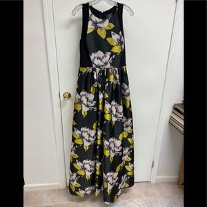Adrianna Papell Sleeveless gown black floral gold